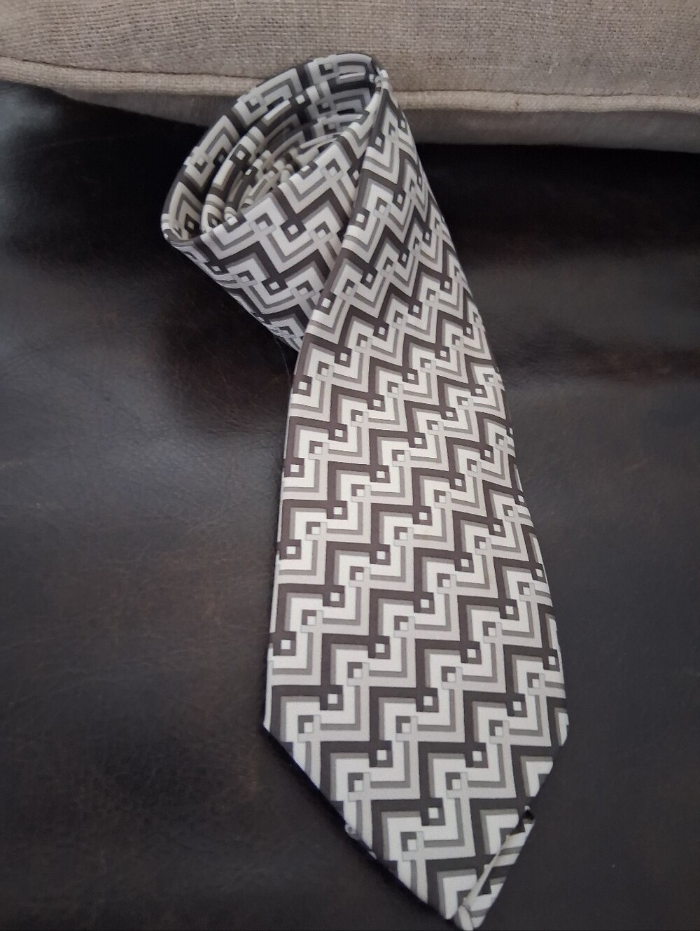 Authentic Hermes Tie - Picture 4 of 8